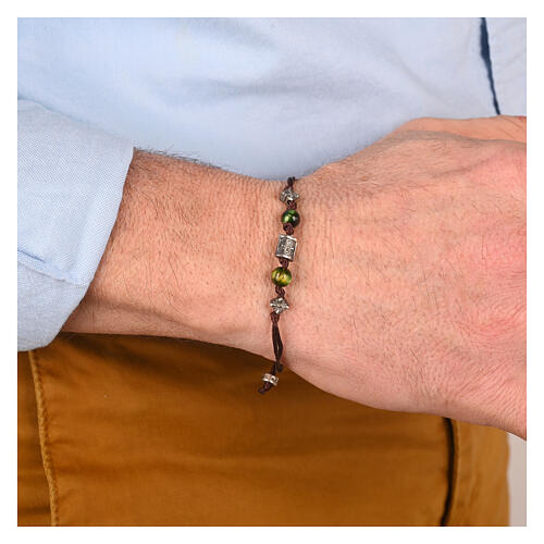 Pulsera Agios de tejido sostenible con piedras verdes oscuras 2