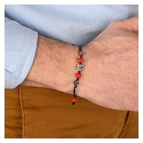 Pulsera Agios con piedras color coral de tejido sostenible