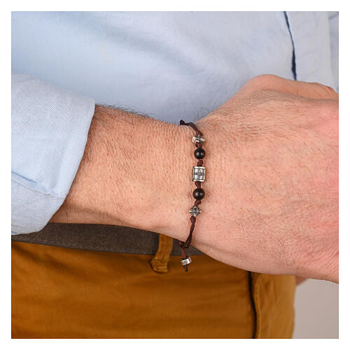 Pulsera Benedictus con piedras negras tejido sostenible 2