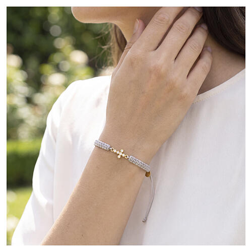 Armband Benedictus in weißem Faden mit vergoldetem Kreuz und Zirkonen 2