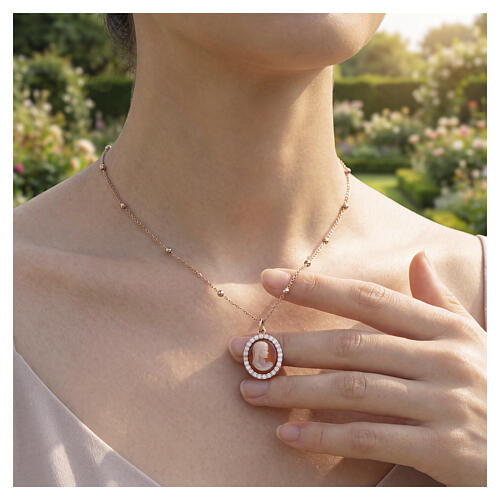 Collar rosado Benedictus con camafeo rojo y zircones blancos 2