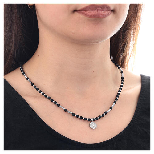 Rosenkranz-Halskette mit Medaille des heiligen Benedikt aus 925er Silber und vulkanischem Lavagestein 2