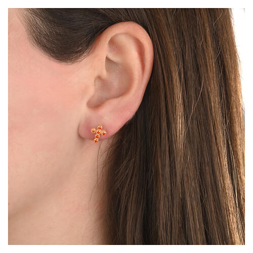Boucles d'oreilles dorées croix zircons oranges Agios 2