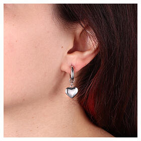 Kreisohrringe mit Herzanhänger aus Edelstahl