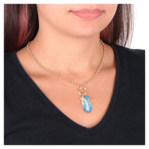 Collier en laiton doré avec angélite bleu ciel et zircons blancs Vierge Miraculeuse Amen 2