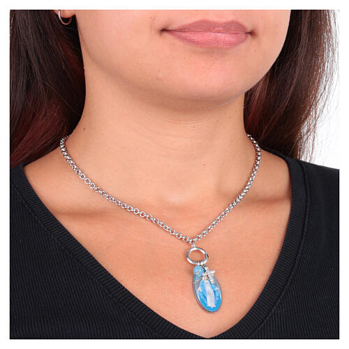 Collar de latón rodiado con angelita celeste y zircones blancos Amen Virgen Milagrosa 2