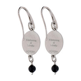 Pendientes de latón rodiado y grano ónix negro colgante Virgen de Loreto