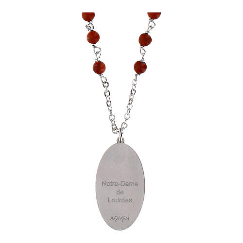 Colar Amen em latão rodinado com jaspe vermelho medalha Nossa Senhora de Lourdes 2