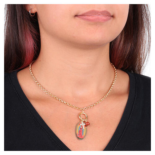 Colar Amen breloques Nossa Senhora de Guadalupe em latão dourado jaspe vermelho e zircões brancos 2