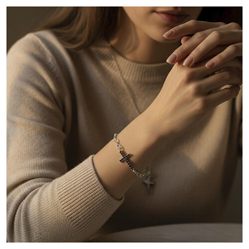 Pulseira cruz com zircões pretos corrente plana Benedictus prata 925 2