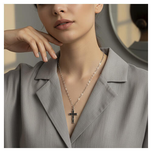 Collier croix en zircons noirs chaîne plate en argent rhodié Benedictus 2