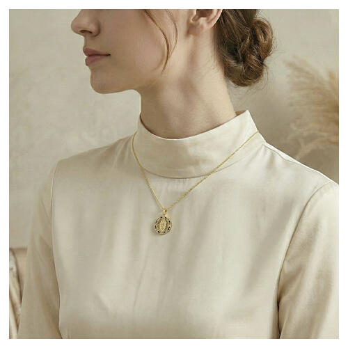 Collier médaille Guadalupe multicolore plaqué or 18K 2