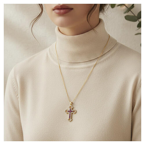 Collier avec pendentif en croix dorée orné de strass améthyste 2
