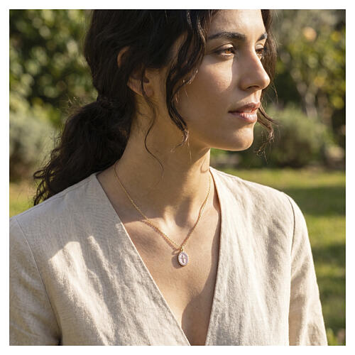 Collana croce smalto rosa in ottone dorato Amen zirconi bianchi 2