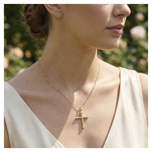 Colar cruz entrelaçada Amen, latão dourado, zircões brancos 2
