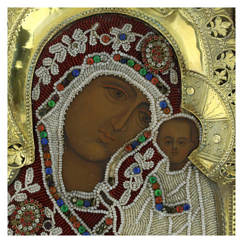 Icona russa XIX secolo Madonna di Kazan basma ottone e ricamo onorifico 31,5x26,5 cm 2