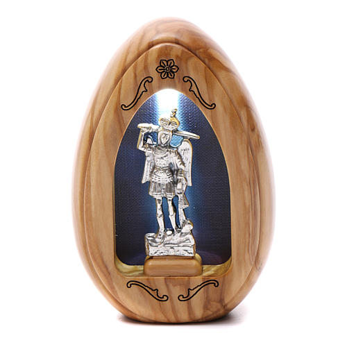 Lampka z drewna oliwnego Święty Michał z led 10x7 cm 1
