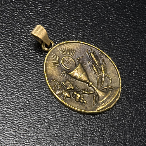 Medalla color bronce con la copa y la hostia 2