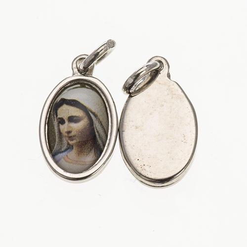 Medalik twarz Matki Boskiej z Madjugorje metal posrebrzany żywica 1,5 X 1cm 1