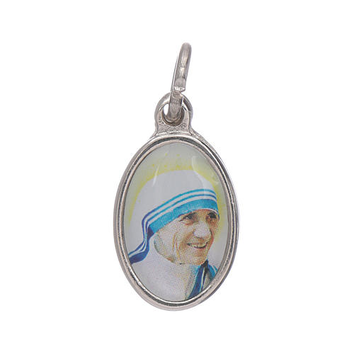 Medalla Madre Teresa Calcuta metal plateado resina 1,5x1cm 1