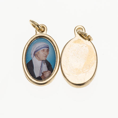 Medalik Matka Teresa z Kalkuty metal pozłacany żywica 1,5 X 1cm 1
