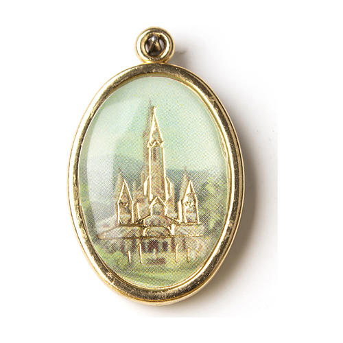 Medalik pozłacany z wizerunkiem z masy żywicznej Sanktuarium w Lourdes 1