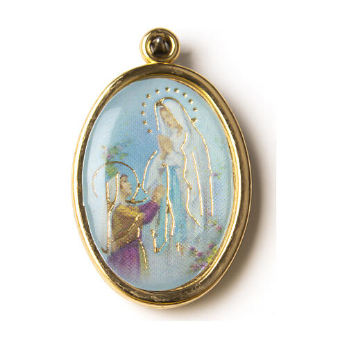 Medalha dourada com imagem Nossa Senhora de Lourdes resina 1