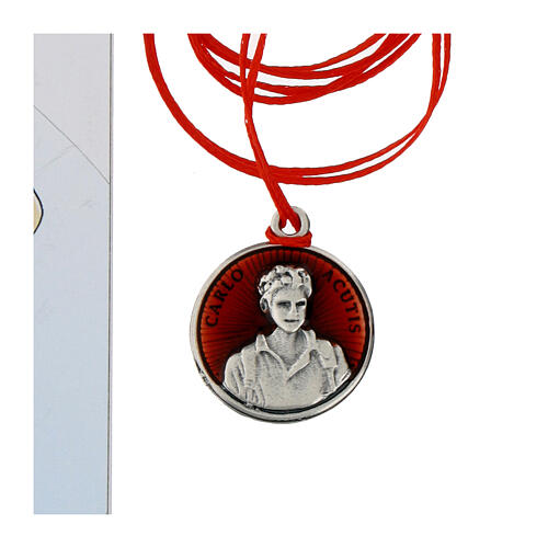 Pendentif Carlo Acutis fond rouge 20 mm 2