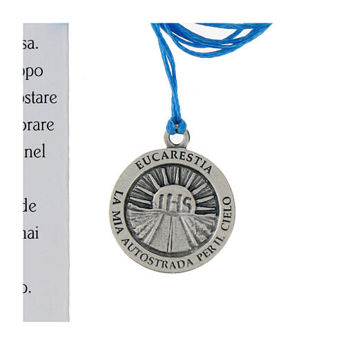 Medalik Carlo Acutis, tło niebieskie, 20 mm 3