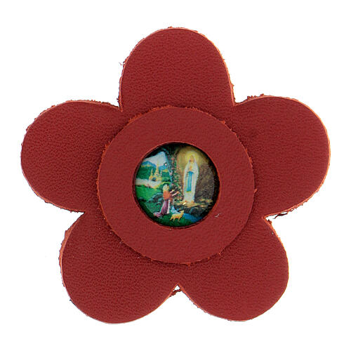 Blumenfőrmiger Magnet aus rotem Echtleder mit Bild der Madonna von Lourdes, 5 cm 1