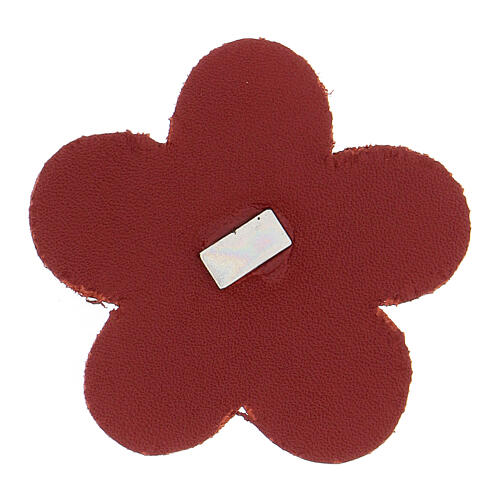 Blumenfőrmiger Magnet aus rotem Echtleder mit Bild der Madonna von Lourdes, 5 cm 2