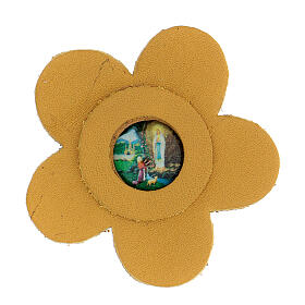 Magnet in Form einer stilisierten Blume aus gelbem Echtleder mit Madonna von Lourdes, 5 cm