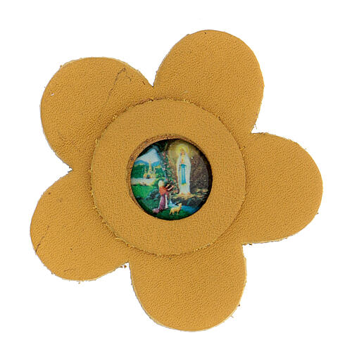 Magnet in Form einer stilisierten Blume aus gelbem Echtleder mit Madonna von Lourdes, 5 cm 1
