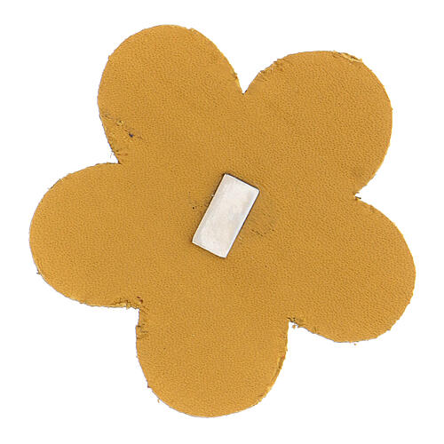 Magnet in Form einer stilisierten Blume aus gelbem Echtleder mit Madonna von Lourdes, 5 cm 2