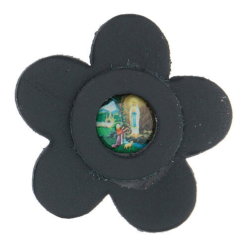 Kleiner Magnet aus blauem Echtleder in Form einer Blume mit Madonna von Lourdes, 5 cm 1