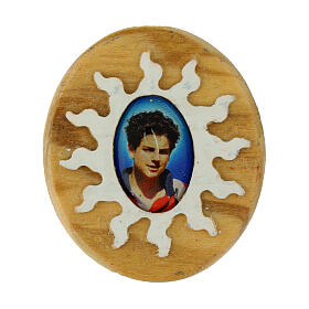 Ovaler Magnet aus Olivenholz mit weißen Sonnenstrahlen Carlo Acutis