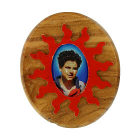 Ovaler Magnet aus Olivenholz mit roten Sonnenstrahlen Carlo Acutis