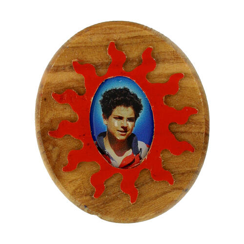 Ovaler Magnet aus Olivenholz mit roten Sonnenstrahlen Carlo Acutis 1