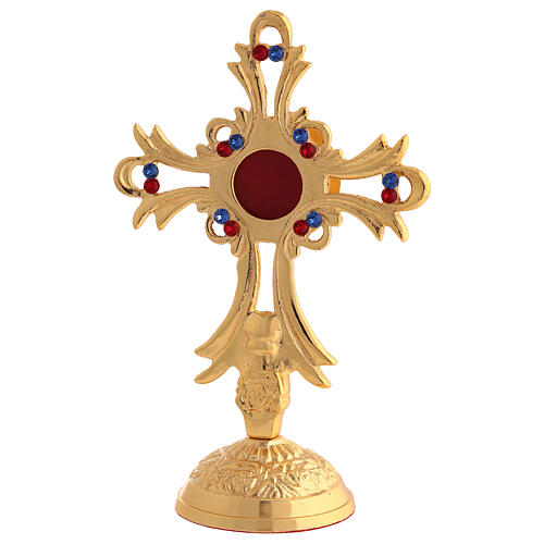 Reliquiar in durchbrochener, mit Schmucksteinen verzierter Kreuzform aus goldfarbenem Messing – Höhe 17 cm 1