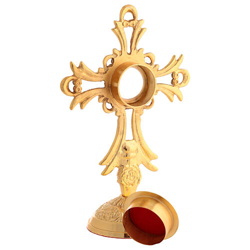 Reliquiar in durchbrochener, mit Schmucksteinen verzierter Kreuzform aus goldfarbenem Messing – Höhe 17 cm 4