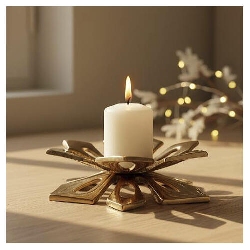 Candle holder in gold-plated brass with petals 2