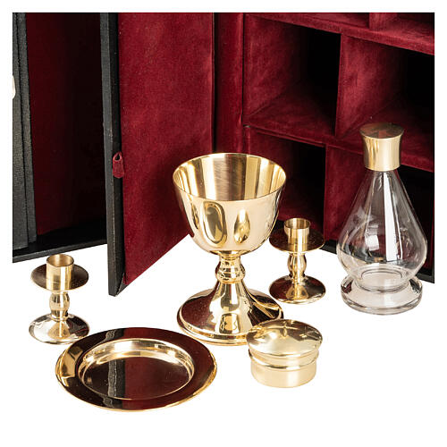 Czarna walizka na celebrację z kompletnym zestawem mszalnym, 25x25x15 cm 2