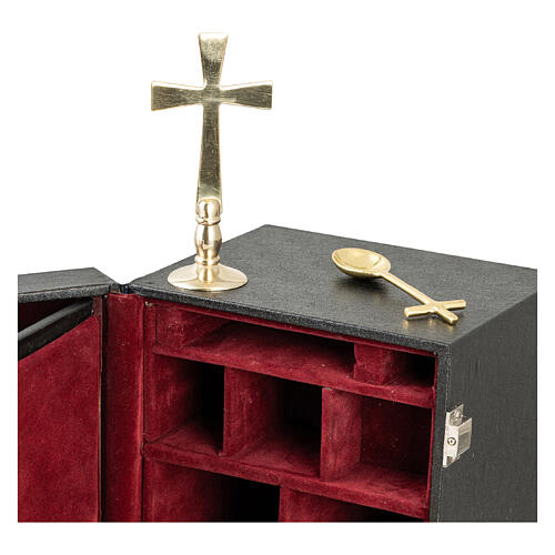 Czarna walizka na celebrację z kompletnym zestawem mszalnym, 25x25x15 cm 3