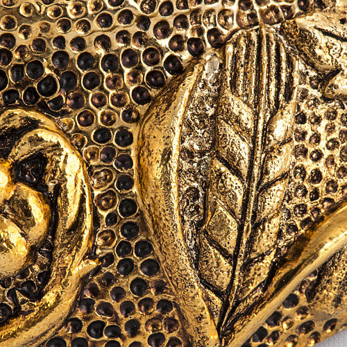 Chandelier en résine dorée 3