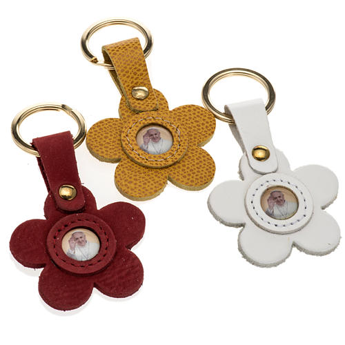 Pope Francis key ring in leather flower shaped 1