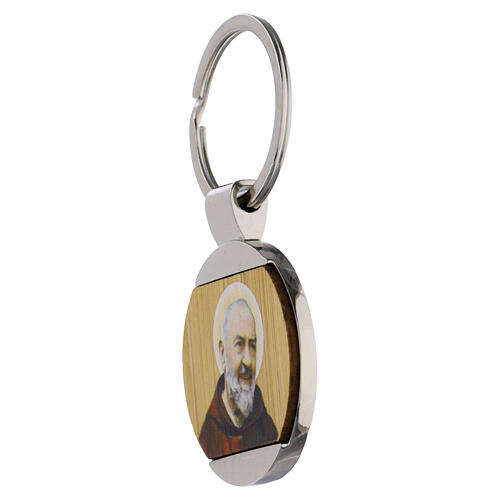 Porte-clés Padre Pio rond métal fond bois 2
