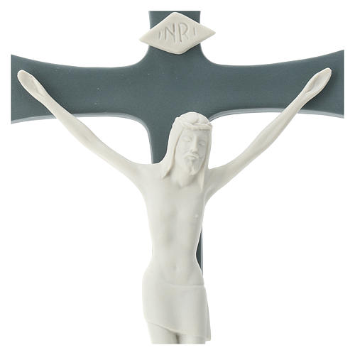 Crucifix porcelaine fond gris 30 cm 2