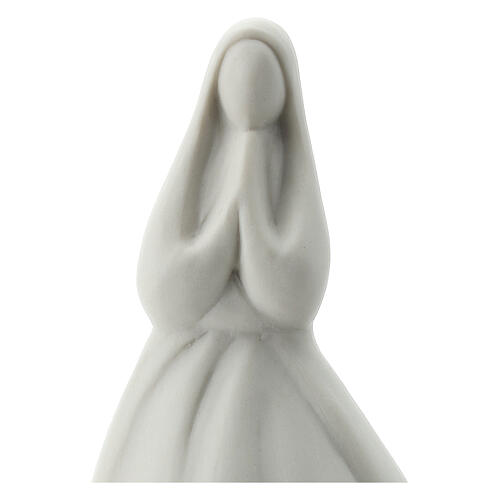 Skulptur aus weißem Porzellan Madonna mit gefalteten Händen, 16 cm 2