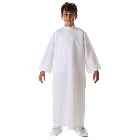 Erstkommunionalbe aus Polyester ausgestellt mit hohem Stehkragen
