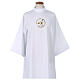 Aube blanche Première Communion évasée broderie logo officiel Jubilé 2025 en Latin s5